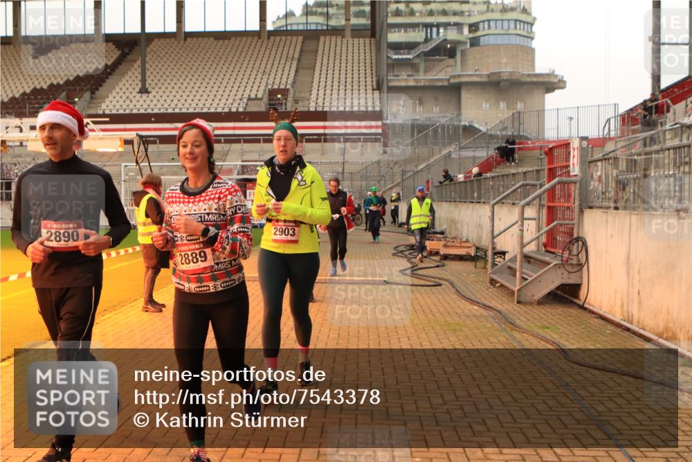 08.12.2024 - St. Pauli X-Mass-Run No. 14 Kathrin Stürmer Photography http://msf.ph/oto/7543378 08.12.2024 10:05:12 Ziel  meine-sportfotos.de