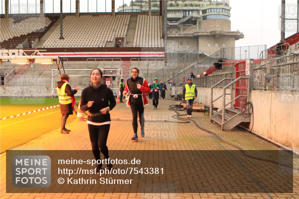 08.12.2024 - St. Pauli X-Mass-Run No. 14 Kathrin Stürmer Photography http://msf.ph/oto/7543381 08.12.2024 10:05:14 Ziel  meine-sportfotos.de