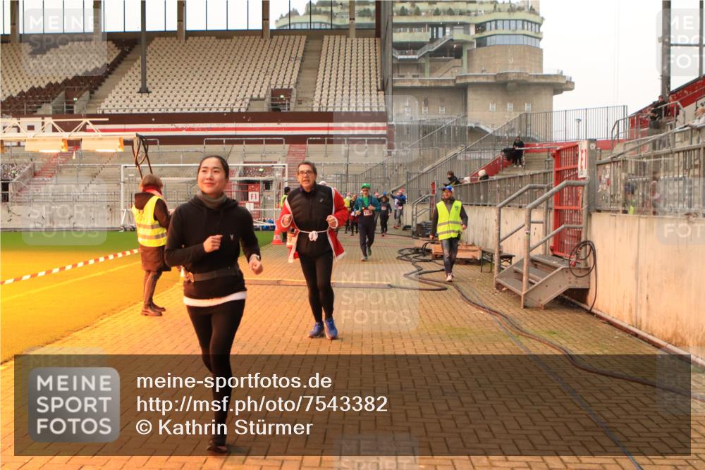 08.12.2024 - St. Pauli X-Mass-Run No. 14 Kathrin Stürmer Photography http://msf.ph/oto/7543382 08.12.2024 10:05:14 Ziel  meine-sportfotos.de