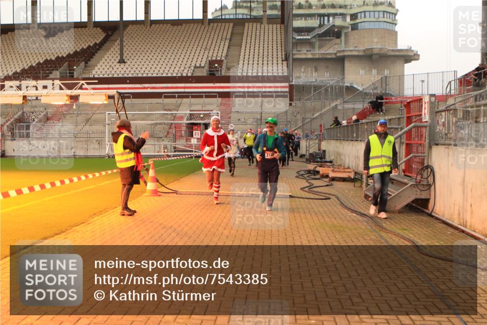 08.12.2024 - St. Pauli X-Mass-Run No. 14 Kathrin Stürmer Photography http://msf.ph/oto/7543385 08.12.2024 10:05:16 Ziel  meine-sportfotos.de