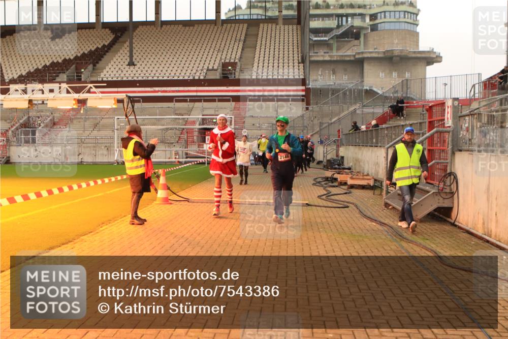 08.12.2024 - St. Pauli X-Mass-Run No. 14 Kathrin Stürmer Photography http://msf.ph/oto/7543386 08.12.2024 10:05:17 Ziel  meine-sportfotos.de