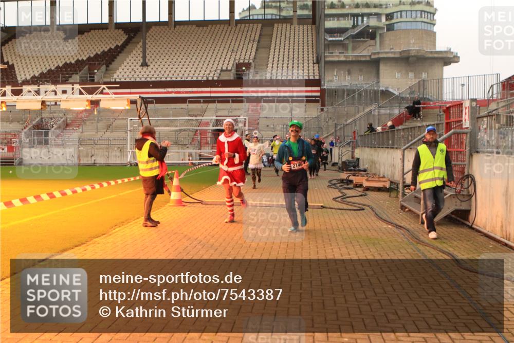08.12.2024 - St. Pauli X-Mass-Run No. 14 Kathrin Stürmer Photography http://msf.ph/oto/7543387 08.12.2024 10:05:17 Ziel  meine-sportfotos.de