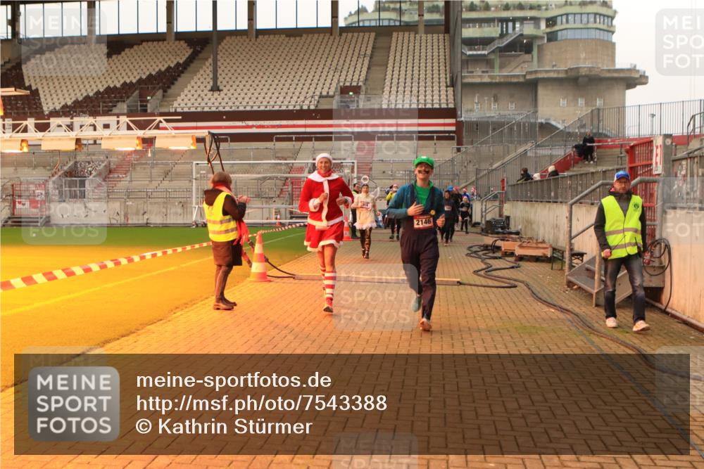 08.12.2024 - St. Pauli X-Mass-Run No. 14 Kathrin Stürmer Photography http://msf.ph/oto/7543388 08.12.2024 10:05:17 Ziel  meine-sportfotos.de