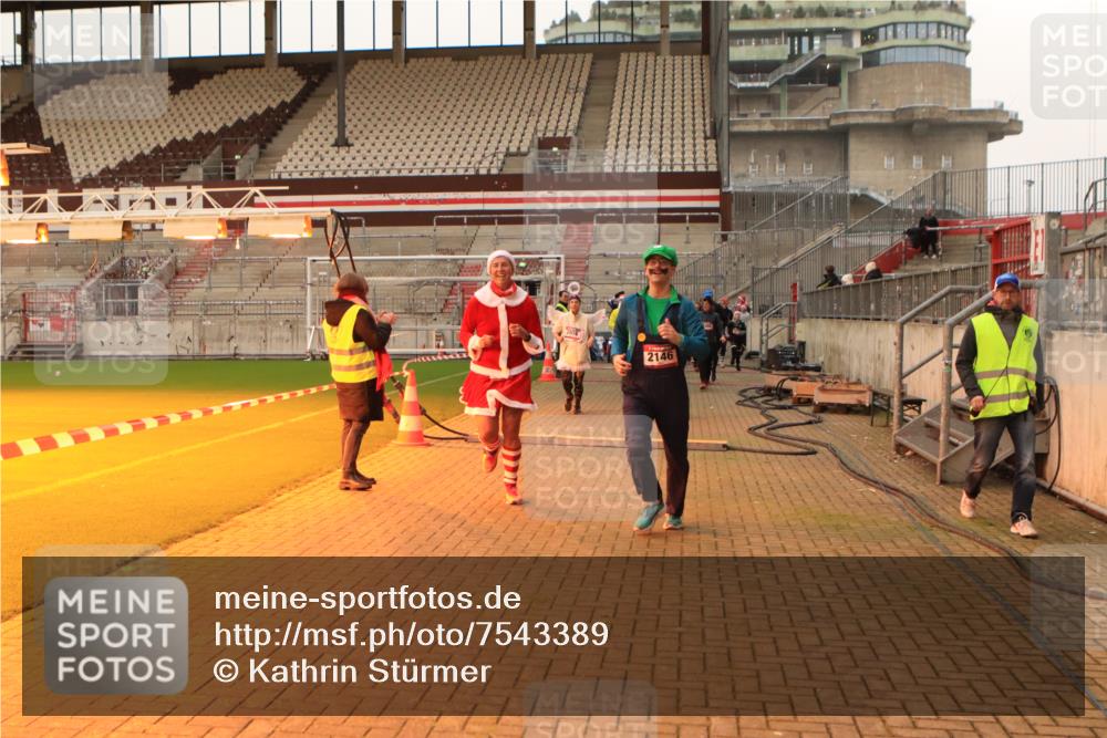 08.12.2024 - St. Pauli X-Mass-Run No. 14 Kathrin Stürmer Photography http://msf.ph/oto/7543389 08.12.2024 10:05:17 Ziel  meine-sportfotos.de