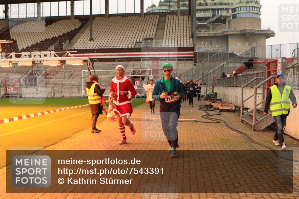 08.12.2024 - St. Pauli X-Mass-Run No. 14 Kathrin Stürmer Photography http://msf.ph/oto/7543391 08.12.2024 10:05:18 Ziel  meine-sportfotos.de