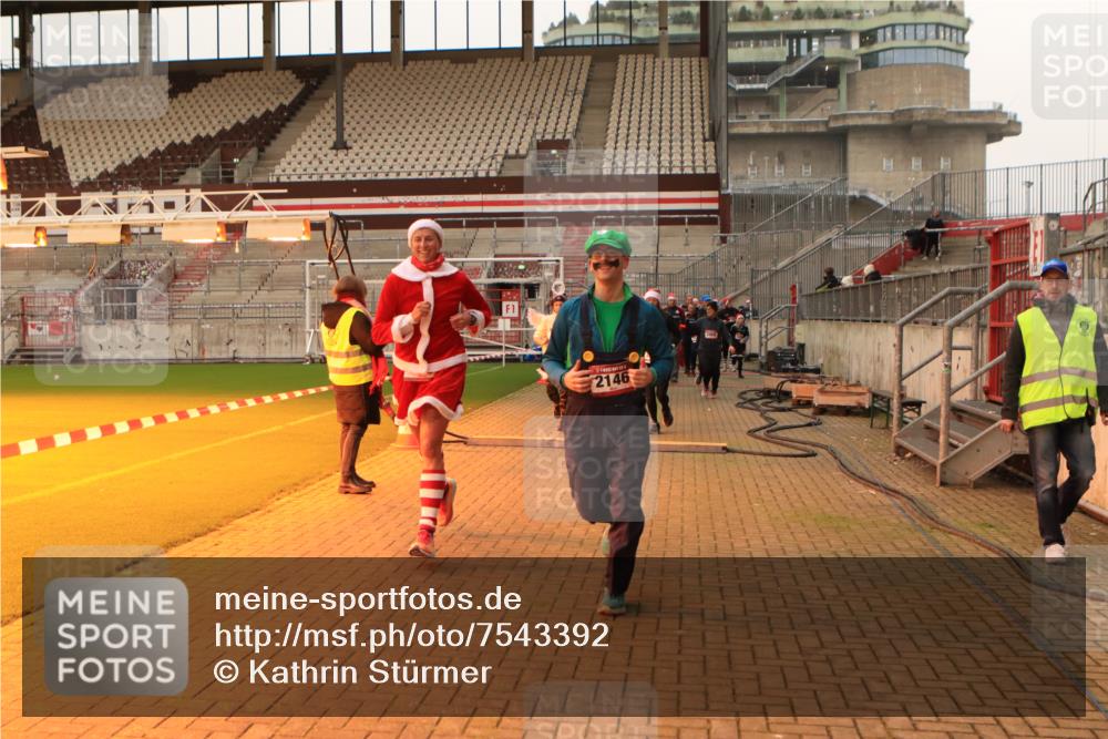 08.12.2024 - St. Pauli X-Mass-Run No. 14 Kathrin Stürmer Photography http://msf.ph/oto/7543392 08.12.2024 10:05:18 Ziel  meine-sportfotos.de
