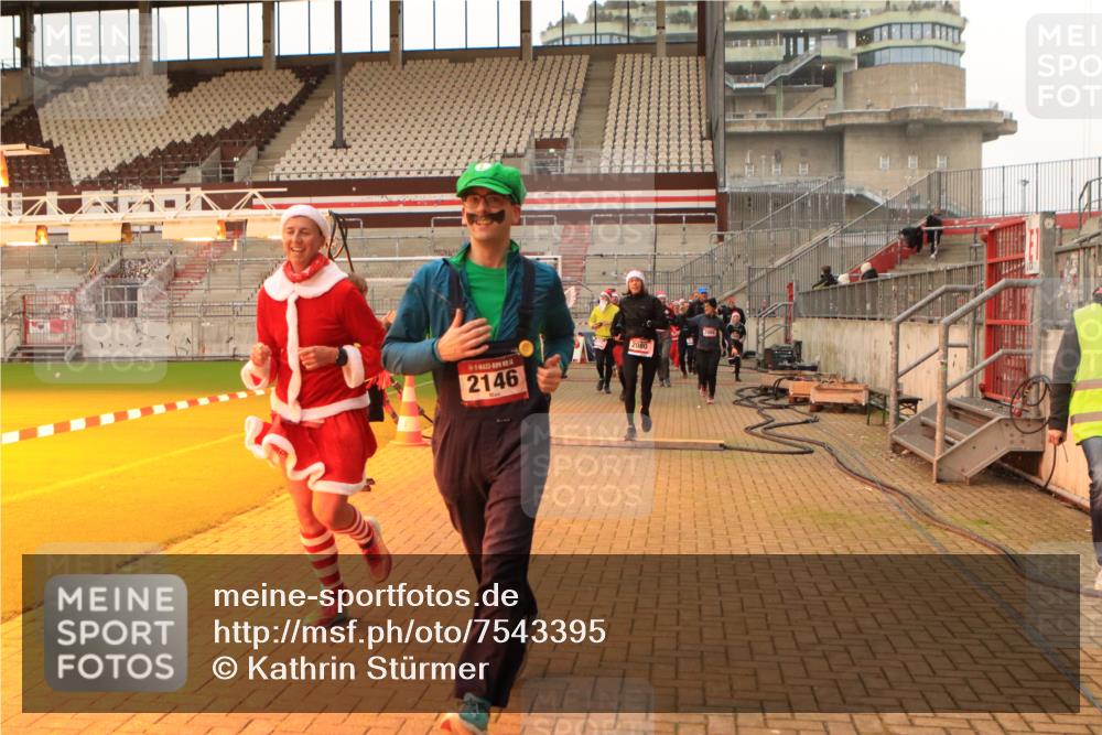 08.12.2024 - St. Pauli X-Mass-Run No. 14 Kathrin Stürmer Photography http://msf.ph/oto/7543395 08.12.2024 10:05:18 Ziel  meine-sportfotos.de