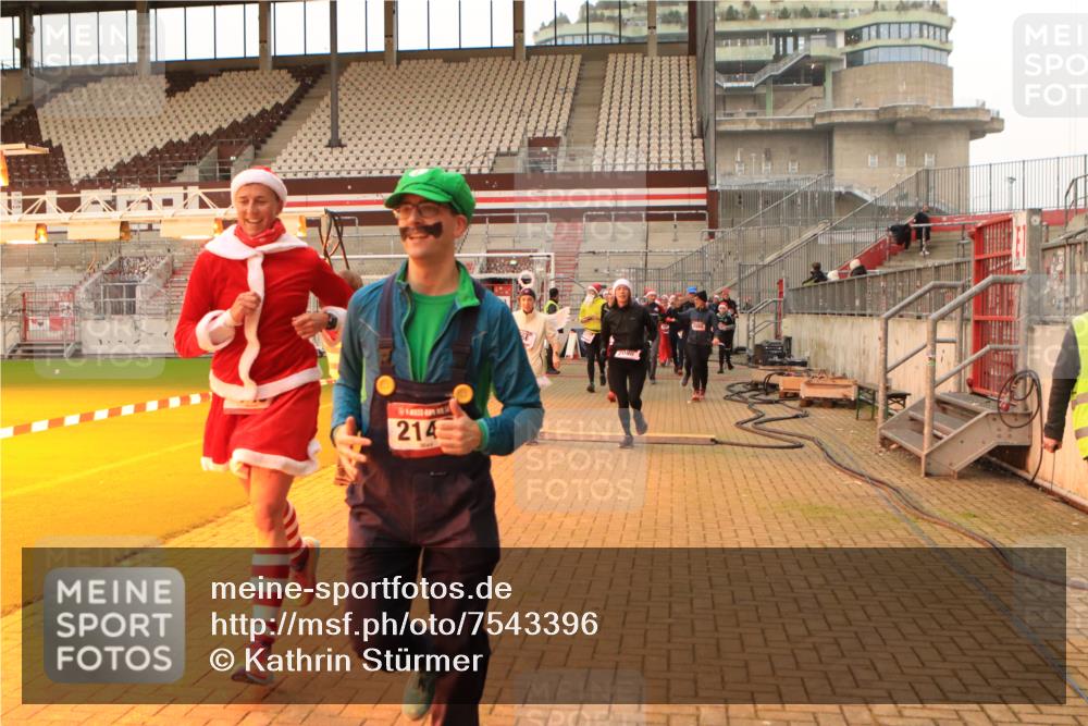 08.12.2024 - St. Pauli X-Mass-Run No. 14 Kathrin Stürmer Photography http://msf.ph/oto/7543396 08.12.2024 10:05:19 Ziel  meine-sportfotos.de