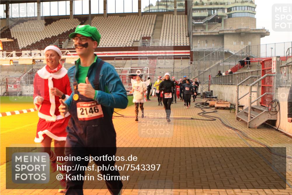 08.12.2024 - St. Pauli X-Mass-Run No. 14 Kathrin Stürmer Photography http://msf.ph/oto/7543397 08.12.2024 10:05:19 Ziel  meine-sportfotos.de