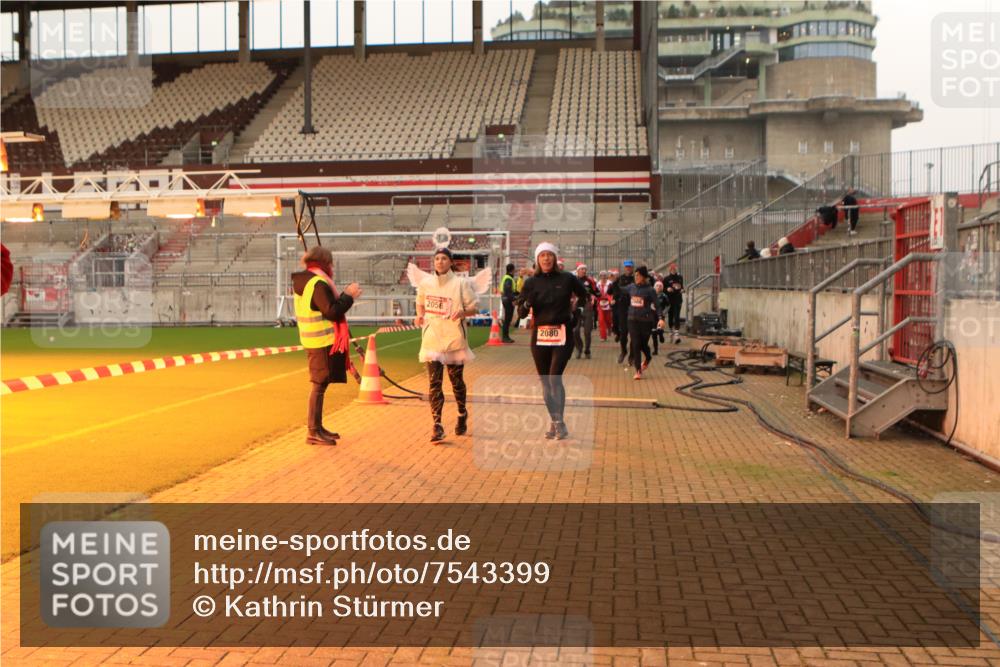 08.12.2024 - St. Pauli X-Mass-Run No. 14 Kathrin Stürmer Photography http://msf.ph/oto/7543399 08.12.2024 10:05:19 Ziel  meine-sportfotos.de
