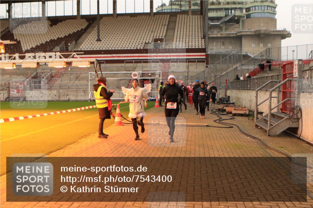 08.12.2024 - St. Pauli X-Mass-Run No. 14 Kathrin Stürmer Photography http://msf.ph/oto/7543400 08.12.2024 10:05:20 Ziel  meine-sportfotos.de