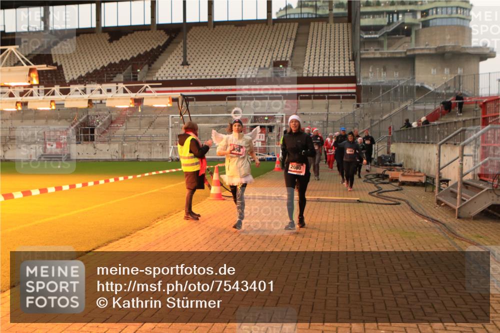 08.12.2024 - St. Pauli X-Mass-Run No. 14 Kathrin Stürmer Photography http://msf.ph/oto/7543401 08.12.2024 10:05:20 Ziel  meine-sportfotos.de