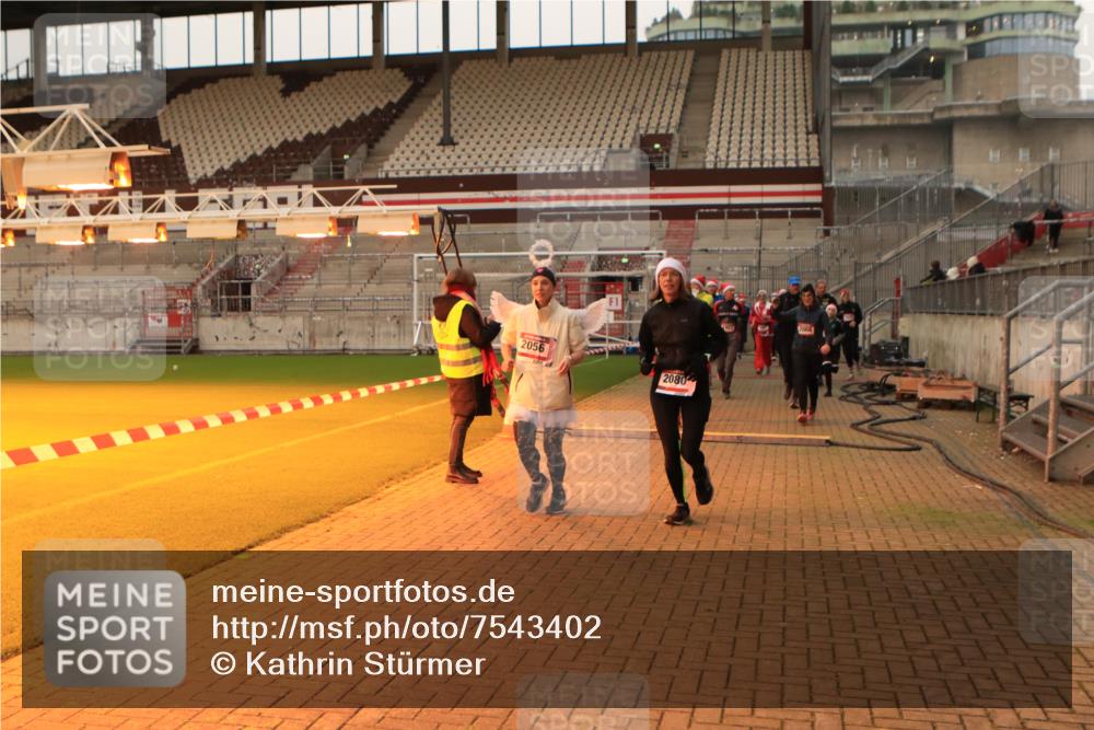 08.12.2024 - St. Pauli X-Mass-Run No. 14 Kathrin Stürmer Photography http://msf.ph/oto/7543402 08.12.2024 10:05:20 Ziel  meine-sportfotos.de
