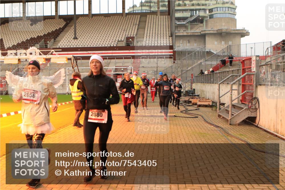 08.12.2024 - St. Pauli X-Mass-Run No. 14 Kathrin Stürmer Photography http://msf.ph/oto/7543405 08.12.2024 10:05:21 Ziel  meine-sportfotos.de