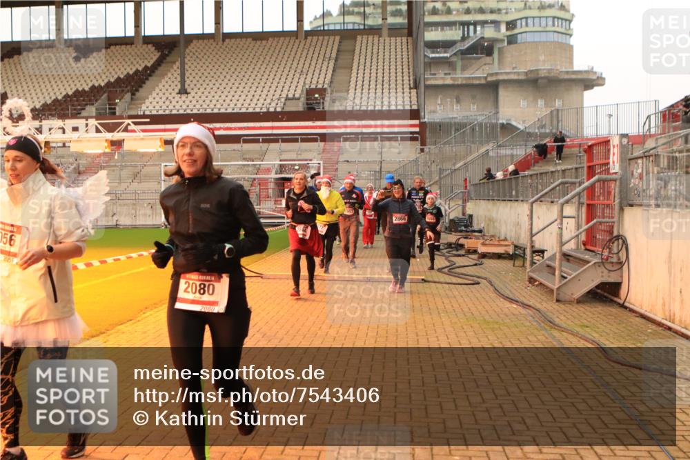 08.12.2024 - St. Pauli X-Mass-Run No. 14 Kathrin Stürmer Photography http://msf.ph/oto/7543406 08.12.2024 10:05:21 Ziel  meine-sportfotos.de