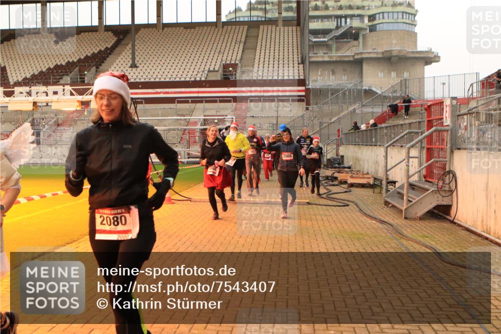 08.12.2024 - St. Pauli X-Mass-Run No. 14 Kathrin Stürmer Photography http://msf.ph/oto/7543407 08.12.2024 10:05:22 Ziel  meine-sportfotos.de
