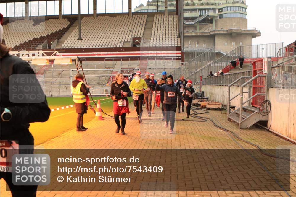 08.12.2024 - St. Pauli X-Mass-Run No. 14 Kathrin Stürmer Photography http://msf.ph/oto/7543409 08.12.2024 10:05:22 Ziel  meine-sportfotos.de