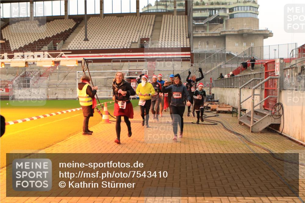 08.12.2024 - St. Pauli X-Mass-Run No. 14 Kathrin Stürmer Photography http://msf.ph/oto/7543410 08.12.2024 10:05:22 Ziel  meine-sportfotos.de