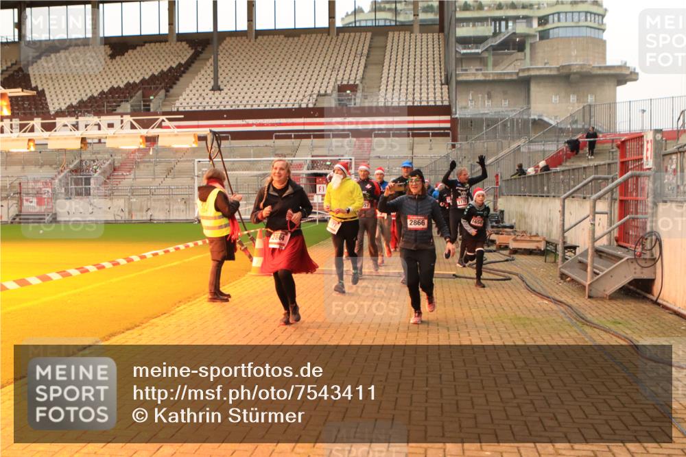 08.12.2024 - St. Pauli X-Mass-Run No. 14 Kathrin Stürmer Photography http://msf.ph/oto/7543411 08.12.2024 10:05:22 Ziel  meine-sportfotos.de