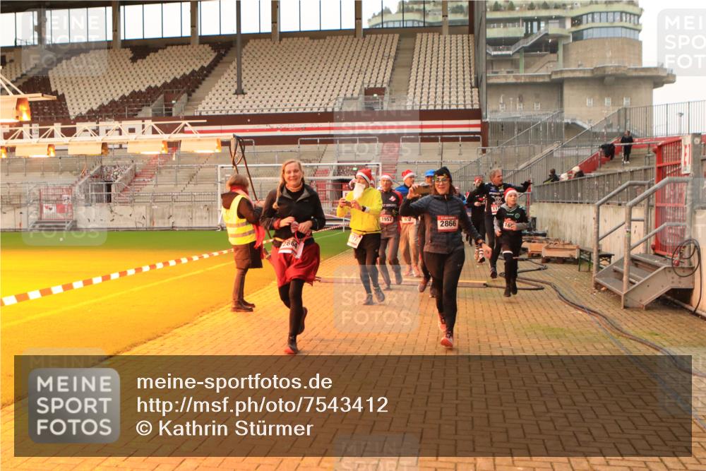 08.12.2024 - St. Pauli X-Mass-Run No. 14 Kathrin Stürmer Photography http://msf.ph/oto/7543412 08.12.2024 10:05:23 Ziel  meine-sportfotos.de
