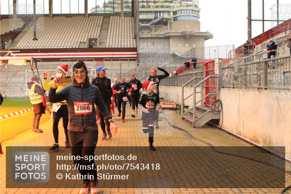 08.12.2024 - St. Pauli X-Mass-Run No. 14 Kathrin Stürmer Photography http://msf.ph/oto/7543418 08.12.2024 10:05:24 Ziel  meine-sportfotos.de