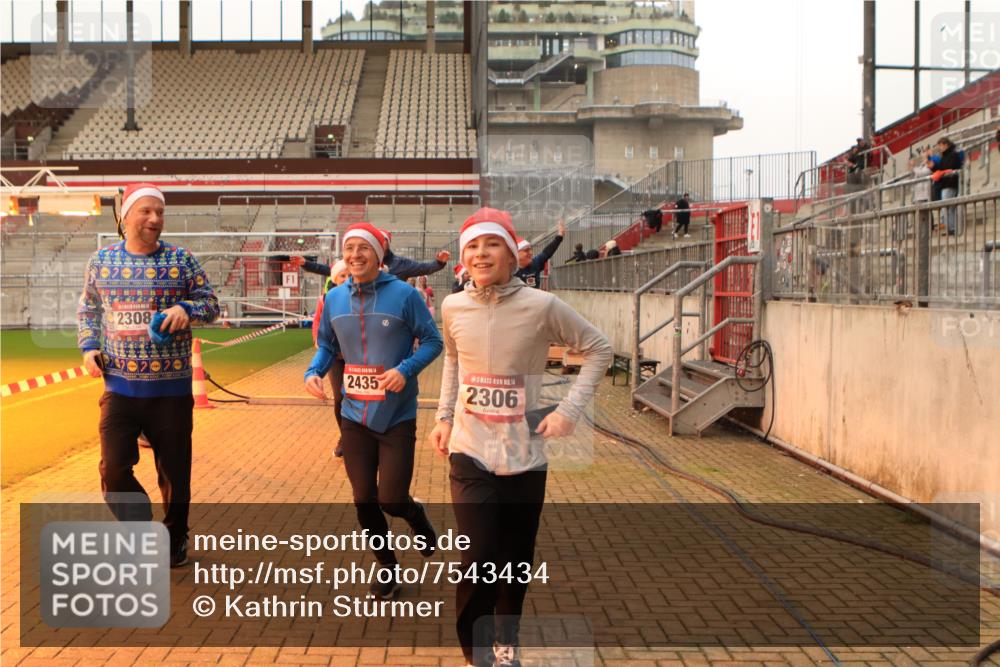 08.12.2024 - St. Pauli X-Mass-Run No. 14 Kathrin Stürmer Photography http://msf.ph/oto/7543434 08.12.2024 10:05:29 Ziel  meine-sportfotos.de
