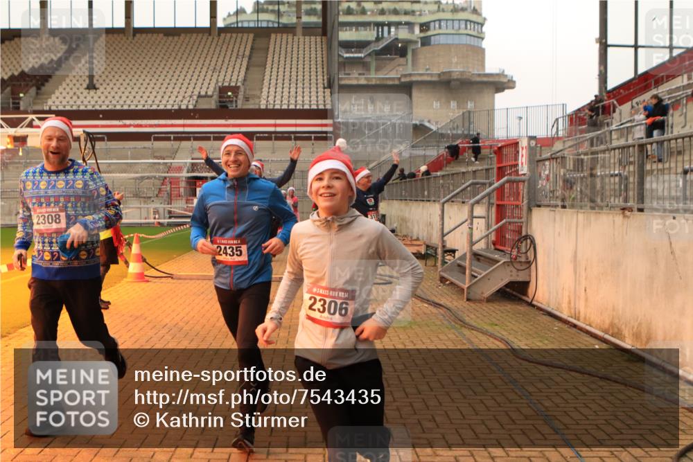08.12.2024 - St. Pauli X-Mass-Run No. 14 Kathrin Stürmer Photography http://msf.ph/oto/7543435 08.12.2024 10:05:29 Ziel  meine-sportfotos.de