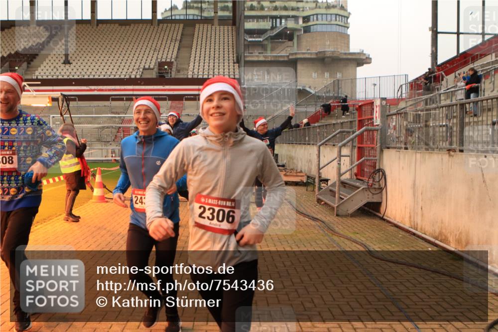 08.12.2024 - St. Pauli X-Mass-Run No. 14 Kathrin Stürmer Photography http://msf.ph/oto/7543436 08.12.2024 10:05:29 Ziel  meine-sportfotos.de