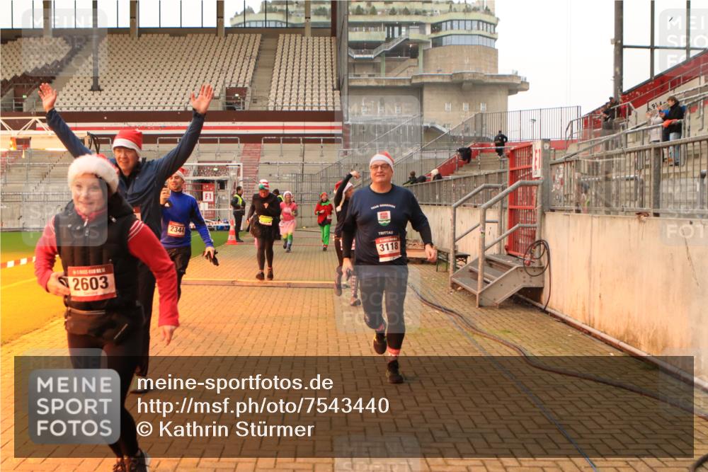 08.12.2024 - St. Pauli X-Mass-Run No. 14 Kathrin Stürmer Photography http://msf.ph/oto/7543440 08.12.2024 10:05:31 Ziel  meine-sportfotos.de