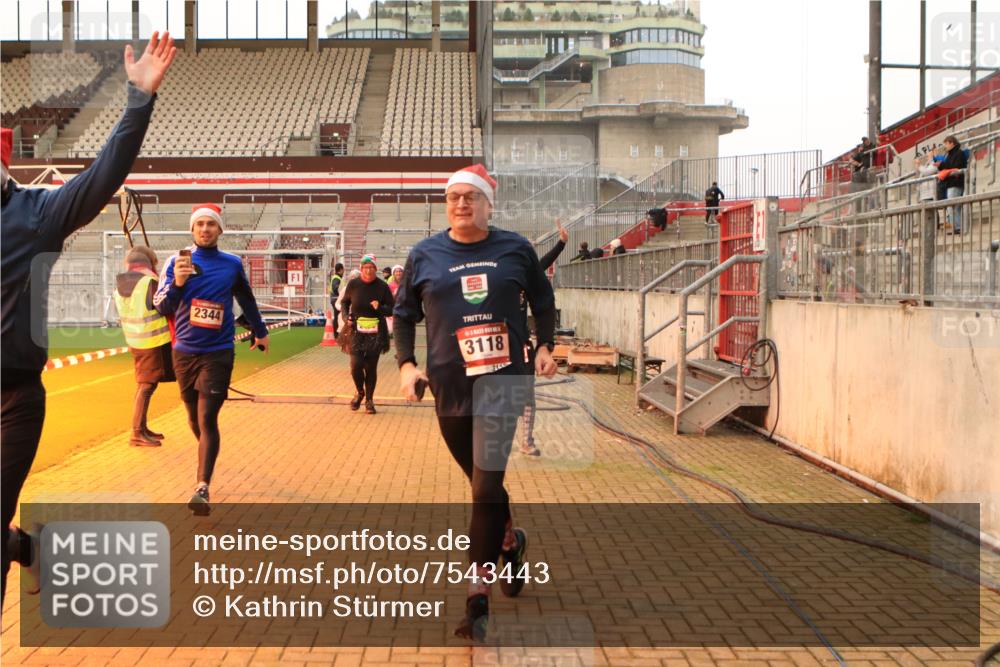 08.12.2024 - St. Pauli X-Mass-Run No. 14 Kathrin Stürmer Photography http://msf.ph/oto/7543443 08.12.2024 10:05:31 Ziel  meine-sportfotos.de
