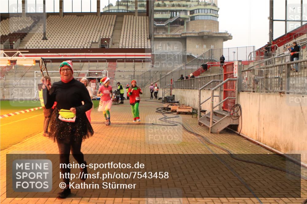 08.12.2024 - St. Pauli X-Mass-Run No. 14 Kathrin Stürmer Photography http://msf.ph/oto/7543458 08.12.2024 10:05:34 Ziel  meine-sportfotos.de