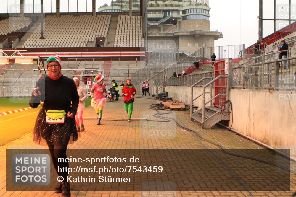 08.12.2024 - St. Pauli X-Mass-Run No. 14 Kathrin Stürmer Photography http://msf.ph/oto/7543459 08.12.2024 10:05:34 Ziel  meine-sportfotos.de