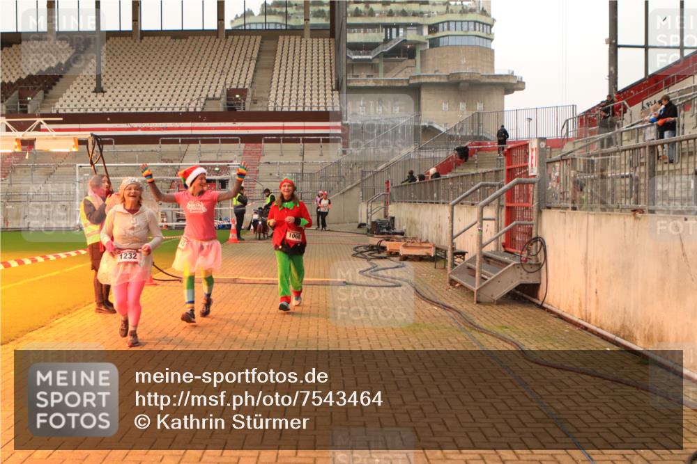 08.12.2024 - St. Pauli X-Mass-Run No. 14 Kathrin Stürmer Photography http://msf.ph/oto/7543464 08.12.2024 10:05:35 Ziel  meine-sportfotos.de