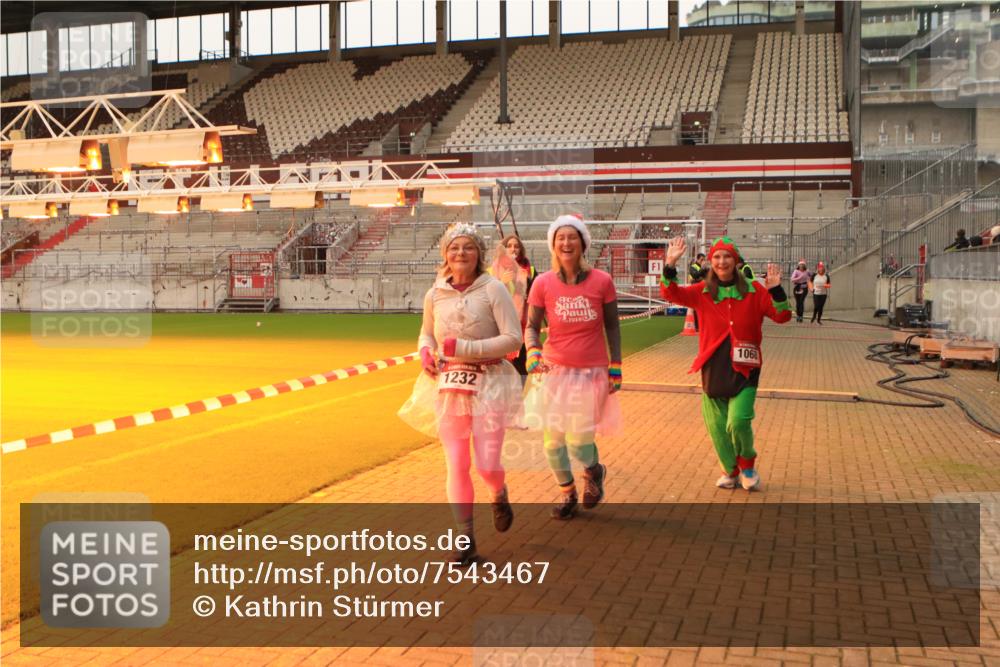 08.12.2024 - St. Pauli X-Mass-Run No. 14 Kathrin Stürmer Photography http://msf.ph/oto/7543467 08.12.2024 10:05:36 Ziel  meine-sportfotos.de