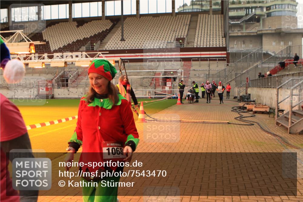 08.12.2024 - St. Pauli X-Mass-Run No. 14 Kathrin Stürmer Photography http://msf.ph/oto/7543470 08.12.2024 10:05:38 Ziel  meine-sportfotos.de
