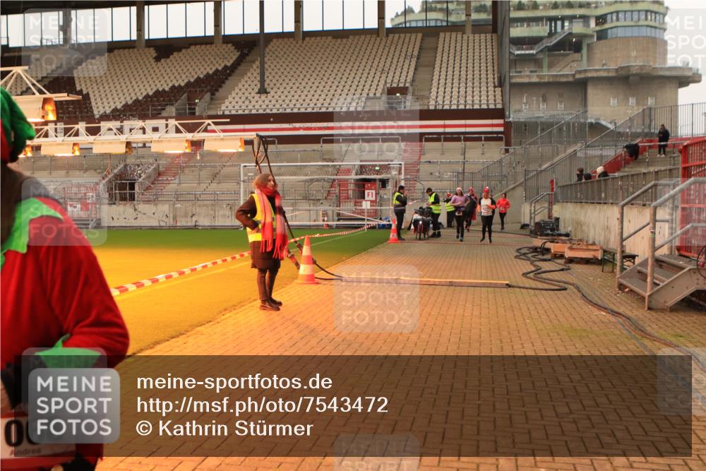 08.12.2024 - St. Pauli X-Mass-Run No. 14 Kathrin Stürmer Photography http://msf.ph/oto/7543472 08.12.2024 10:05:39 Ziel  meine-sportfotos.de