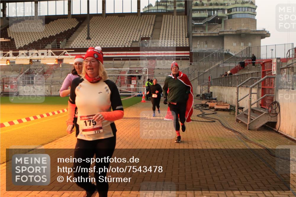 08.12.2024 - St. Pauli X-Mass-Run No. 14 Kathrin Stürmer Photography http://msf.ph/oto/7543478 08.12.2024 10:05:46 Ziel  meine-sportfotos.de