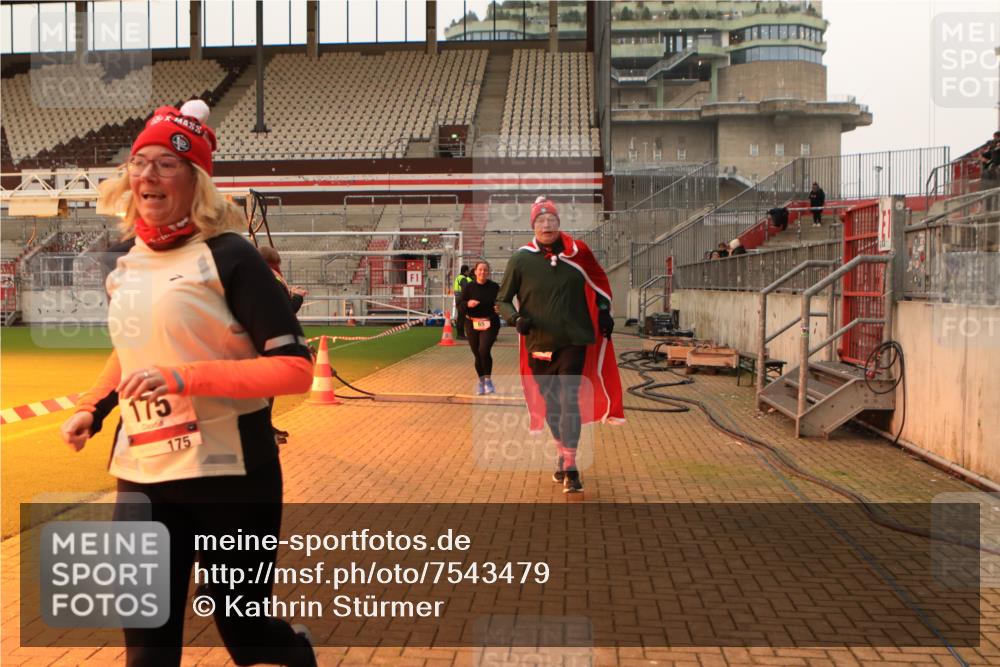 08.12.2024 - St. Pauli X-Mass-Run No. 14 Kathrin Stürmer Photography http://msf.ph/oto/7543479 08.12.2024 10:05:47 Ziel  meine-sportfotos.de