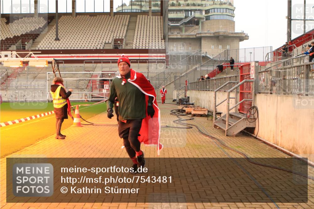 08.12.2024 - St. Pauli X-Mass-Run No. 14 Kathrin Stürmer Photography http://msf.ph/oto/7543481 08.12.2024 10:05:47 Ziel  meine-sportfotos.de