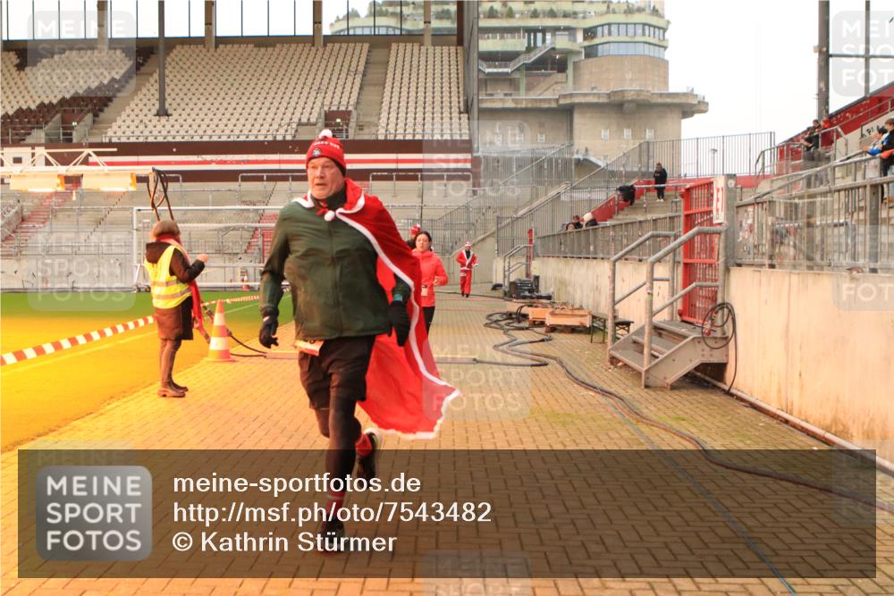 08.12.2024 - St. Pauli X-Mass-Run No. 14 Kathrin Stürmer Photography http://msf.ph/oto/7543482 08.12.2024 10:05:47 Ziel  meine-sportfotos.de