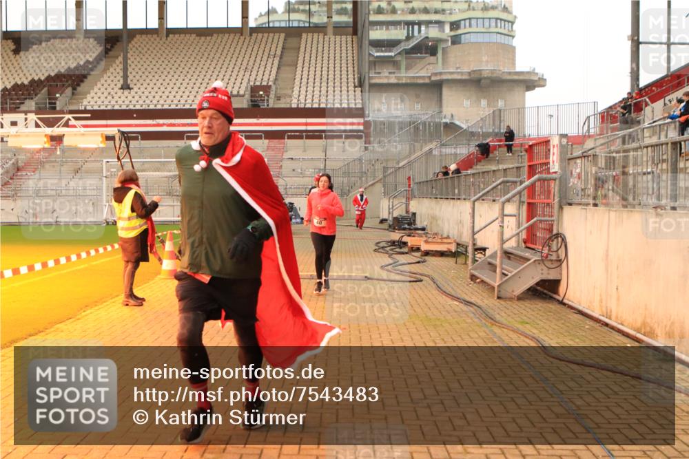08.12.2024 - St. Pauli X-Mass-Run No. 14 Kathrin Stürmer Photography http://msf.ph/oto/7543483 08.12.2024 10:05:48 Ziel  meine-sportfotos.de