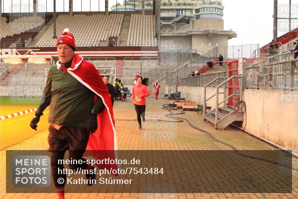 08.12.2024 - St. Pauli X-Mass-Run No. 14 Kathrin Stürmer Photography http://msf.ph/oto/7543484 08.12.2024 10:05:48 Ziel  meine-sportfotos.de
