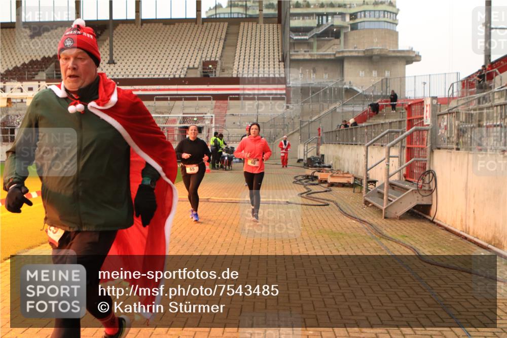 08.12.2024 - St. Pauli X-Mass-Run No. 14 Kathrin Stürmer Photography http://msf.ph/oto/7543485 08.12.2024 10:05:48 Ziel  meine-sportfotos.de