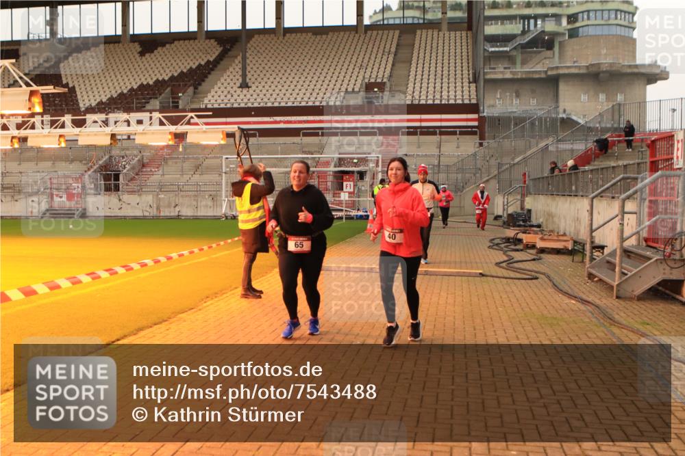 08.12.2024 - St. Pauli X-Mass-Run No. 14 Kathrin Stürmer Photography http://msf.ph/oto/7543488 08.12.2024 10:05:49 Ziel  meine-sportfotos.de