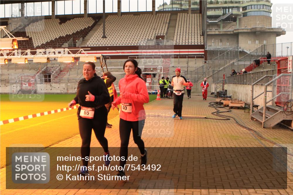 08.12.2024 - St. Pauli X-Mass-Run No. 14 Kathrin Stürmer Photography http://msf.ph/oto/7543492 08.12.2024 10:05:50 Ziel  meine-sportfotos.de