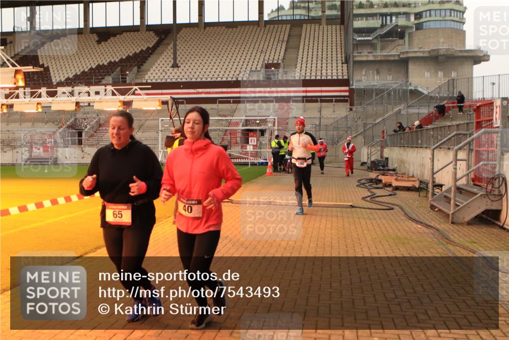 08.12.2024 - St. Pauli X-Mass-Run No. 14 Kathrin Stürmer Photography http://msf.ph/oto/7543493 08.12.2024 10:05:50 Ziel  meine-sportfotos.de