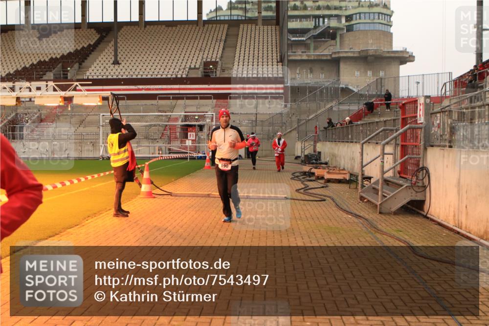 08.12.2024 - St. Pauli X-Mass-Run No. 14 Kathrin Stürmer Photography http://msf.ph/oto/7543497 08.12.2024 10:05:51 Ziel  meine-sportfotos.de