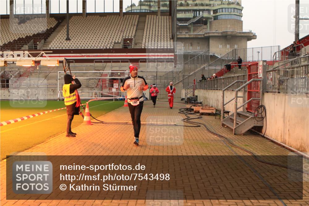 08.12.2024 - St. Pauli X-Mass-Run No. 14 Kathrin Stürmer Photography http://msf.ph/oto/7543498 08.12.2024 10:05:51 Ziel  meine-sportfotos.de