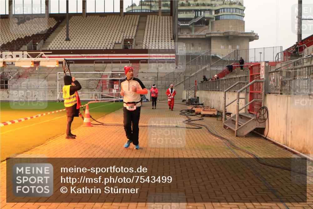 08.12.2024 - St. Pauli X-Mass-Run No. 14 Kathrin Stürmer Photography http://msf.ph/oto/7543499 08.12.2024 10:05:51 Ziel  meine-sportfotos.de