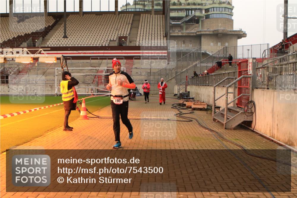 08.12.2024 - St. Pauli X-Mass-Run No. 14 Kathrin Stürmer Photography http://msf.ph/oto/7543500 08.12.2024 10:05:51 Ziel  meine-sportfotos.de